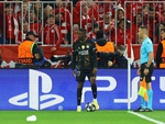Ghi bàn sớm, Dembele hứng ‘mưa vật thể lạ’ ở Allianz Arena