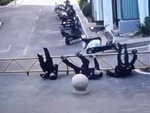Ba thanh niên ngã chổng vó khi đang ngồi hóng gió
