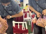 Đi đám cưới giắt 2 túi đồ ăn ở thắt lưng đem về: Đỡ phí hay kém sang?