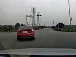 Tài xế hú hồn với ô tô xi nhan kiểu 'dương đông kích tây'