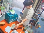 Du khách Trung Quốc cảm ơn rối rít cô chủ cửa hàng tạp hóa tốt bụng