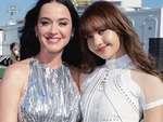 Katy Perry ôm, vuốt tóc Lisa tại lễ khai mạc World Cup 2026