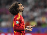 Cucurella mang áo ngủ của vợ đi World Cup để... may mắn