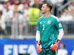 Neuer gây tranh cãi vì tự cắt áo đấu ở World Cup 2026