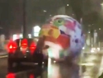 Quả bóng World Cup khổng lồ 'đi dạo' trong mưa gây rối loạn giao thông