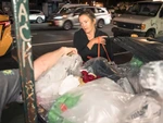 Nhiều người New York đổ xô 'mua sắm' trong... thùng rác