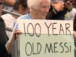 'Bà nội gangster' 100 tuổi gây bão khi đến sân cổ vũ Messi