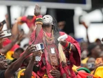 CĐV Ghana nổi tiếng sau màn tung bột 'yểm bùa' tuyển Anh