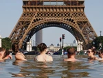 Người dân Paris kéo ra khu vực tháp Eiffel tắm để tránh nóng