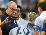 Thực hư tin tuyển Uruguay nổi loạn chống HLV Bielsa ở World Cup