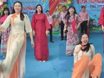 Cô giáo dập mông khi đu trend