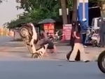 Vừa lướt qua hai cô gái, thanh niên gặp sự cố khó đỡ vô cùng