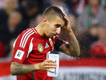 World Cup nóng quá, cầu thủ dự bị tính xem bóng đá trong phòng lạnh