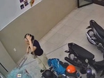 Cô gái cụng đầu vỡ cửa kính cường lực