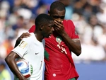 Diop che miệng nói chuyện với Dembele, CĐV Morocco thót tim