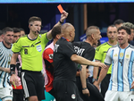Fan Argentina hú vía khi email AFA bất ngờ ‘tự thú’ thắng Ai Cập nhờ trọng tài
