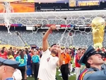 CĐV ngơ ngác khi tuyển Tây Ban Nha cắt nát lưới sau chung kết World Cup