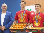 Vô địch World Cup, hai tuyển thủ Tây Ban Nha được tặng… cà chua
