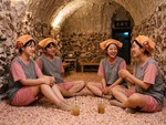 Giới trẻ Hàn rủ nhau đi xông hơi để... 'cai điện thoại'