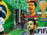 Hẻm nhỏ ở Ấn Độ gây sốt nhờ phủ kín tranh vẽ World Cup 2026