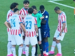 Sao Paraguay gây tranh cãi vì cào chấm phạt đền ở World Cup