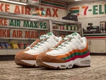 7-Eleven kiện Nike vì đôi Air Max 95 mang màu 'quen quá'