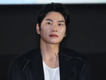 'Thánh hài' Lee Yi Kyung quỳ gối tri ân fan Việt