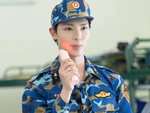 Erik bị nhắc nhở vì mang nhiều đồ trang điểm ở 'Sao nhập ngũ'