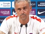 Bị hỏi đội hình PSG, HLV Enrique đẩy ‘trách nhiệm’ cho... bà xã
