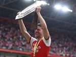 Declan Rice gặp sự cố đau mà vui khi ăn mừng Siêu cúp Anh