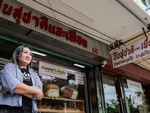 Cửa hàng súng ở Bangkok chuyển sang… bán bánh mì