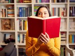 Người trẻ mua sách cũ theo mét để... trang trí