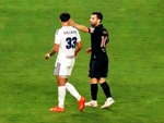 Messi có nguy cơ bị phạt vì... vỗ đầu đối thủ