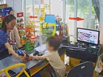 'Thu ngân nhí' chưa tròn 3 tuổi đã có 2 năm kinh nghiệm phụ mẹ bán hàng