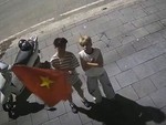 Thanh niên trả lại cờ sau khi 'đi bão' ASEAN Cup thế nào mà netizen khen 'ngoan'?