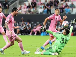 Bình luận viên chóng mặt khi Messi vượt qua 3 hậu vệ để ghi bàn