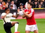 Maguire chạm tay, Man Utd vẫn có bàn: Vì sao?