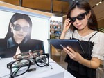 YouTuber dùng kính AI làm bài thi đại học 18 phút được 96 điểm