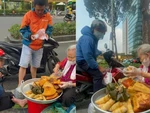 Chiêu bán bánh có 1-0-2 của cụ bà 90 tuổi: 'Lỡ cắt to thì nội cho luôn'