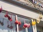 Vì sao cả ngôi làng treo đồ lót ngoài đường cả ngày lẫn đêm?