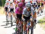 Tour de France nữ kiểm tra áo ngực trước giờ xuất phát