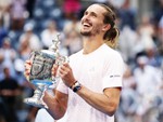 Khoảnh khắc Zverev nâng cúp, nhớ mẹ lấy nước mắt khán giả US Open