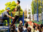 'Xỉu ngang' khi nhân viên quán trà sữa được đào tạo kiểu... quân đội