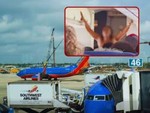 Cởi đồ giữa chuyến bay, nữ hành khách gây náo động khi hạ cánh