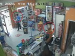 Đang trộm thì phải nhập vai... nhân viên, đứng bán hàng cho khách luôn