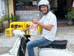 Tiết Cương bán quán ăn bình dân, tự chạy xe giao hàng nuôi gia đình
