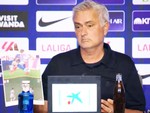 Mourinho dùng cách đặc biệt để chỉ trích trọng tài