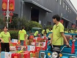Nhân viên phải dùng xe ba gác chở quà Trung thu về