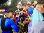 Cầu thủ Barca bít đường 'làm ăn’ của người săn chữ ký để bán lại
