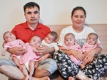 Chăm 5 con sinh non, mẹ trẻ không ngủ yên suốt 3 tháng